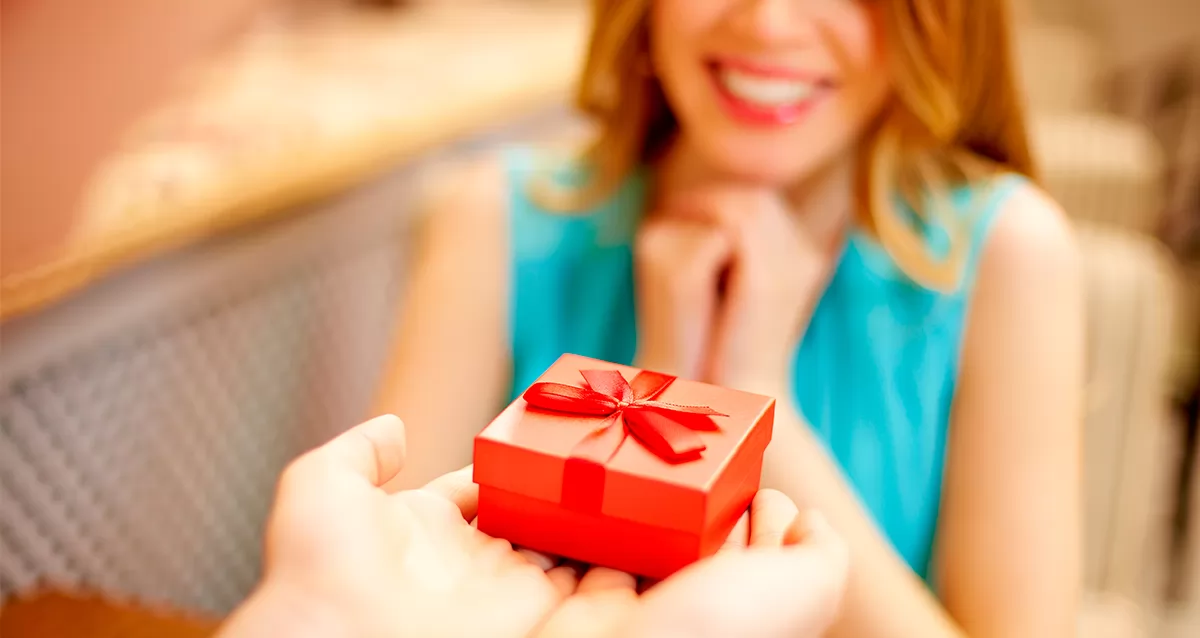 Желанный сюрприз. Подарок девушке. Женщина дарит подарок. Девушка дарит подарок мужчине. Парень дарит девушке подарок.