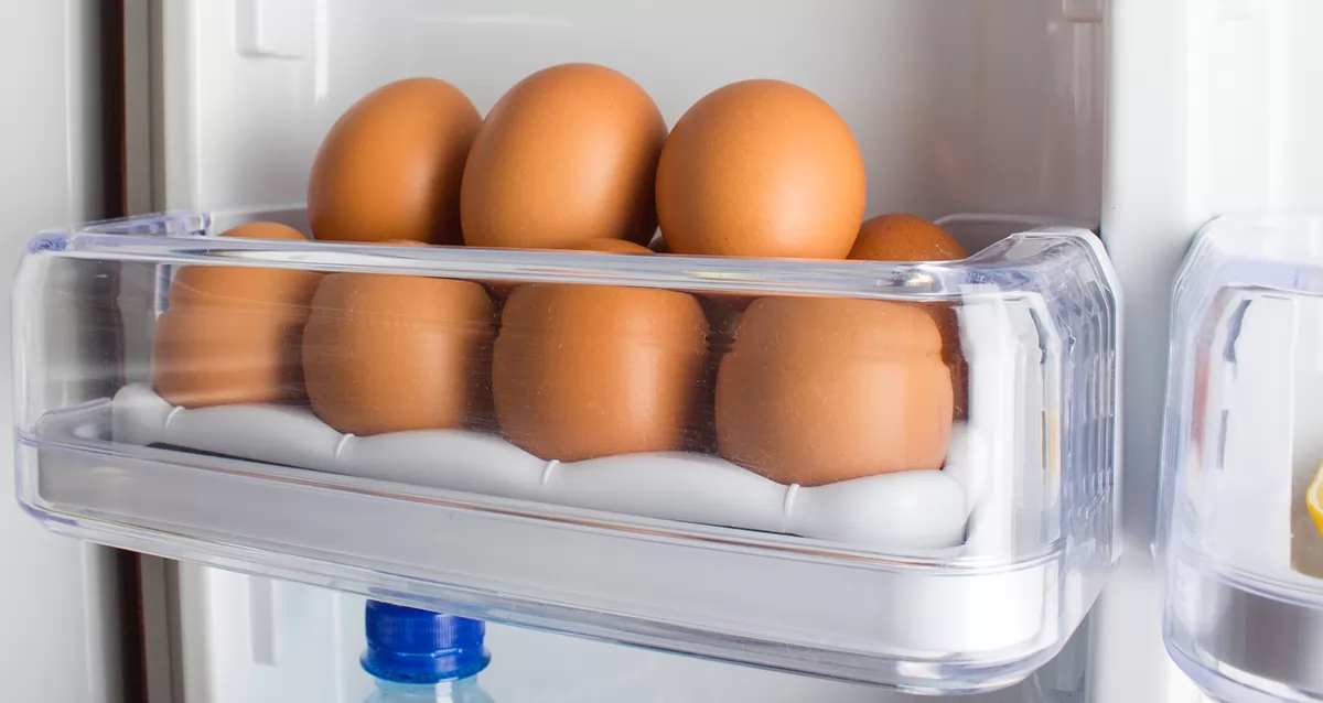 Мытые яйца можно хранить. Сосиски в холодильнике. Мемы про овощи в холодильнике. Технически сосиски еще в холодильнике. Фотографии сосисок в холодильнике jpg.