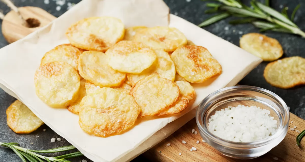 Рецепт: Картофельные чипсы в духовке - по-домашнему